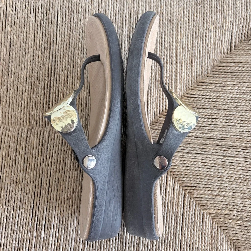 Crocs Sanrah Hammered Circle Wedge Flip Flop Sandals Women Sz 11 Espresso Gold - Picture 5 of 9